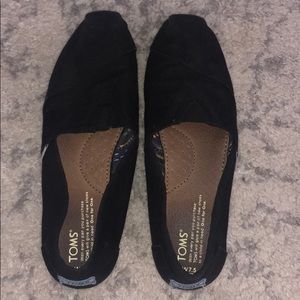 TOMS classic all black slip ons